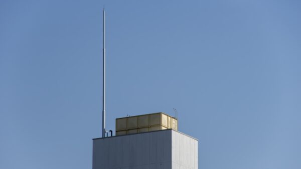 避雷針の仕組みとは？雷から建物を守る原理と設置時の注意点を解説